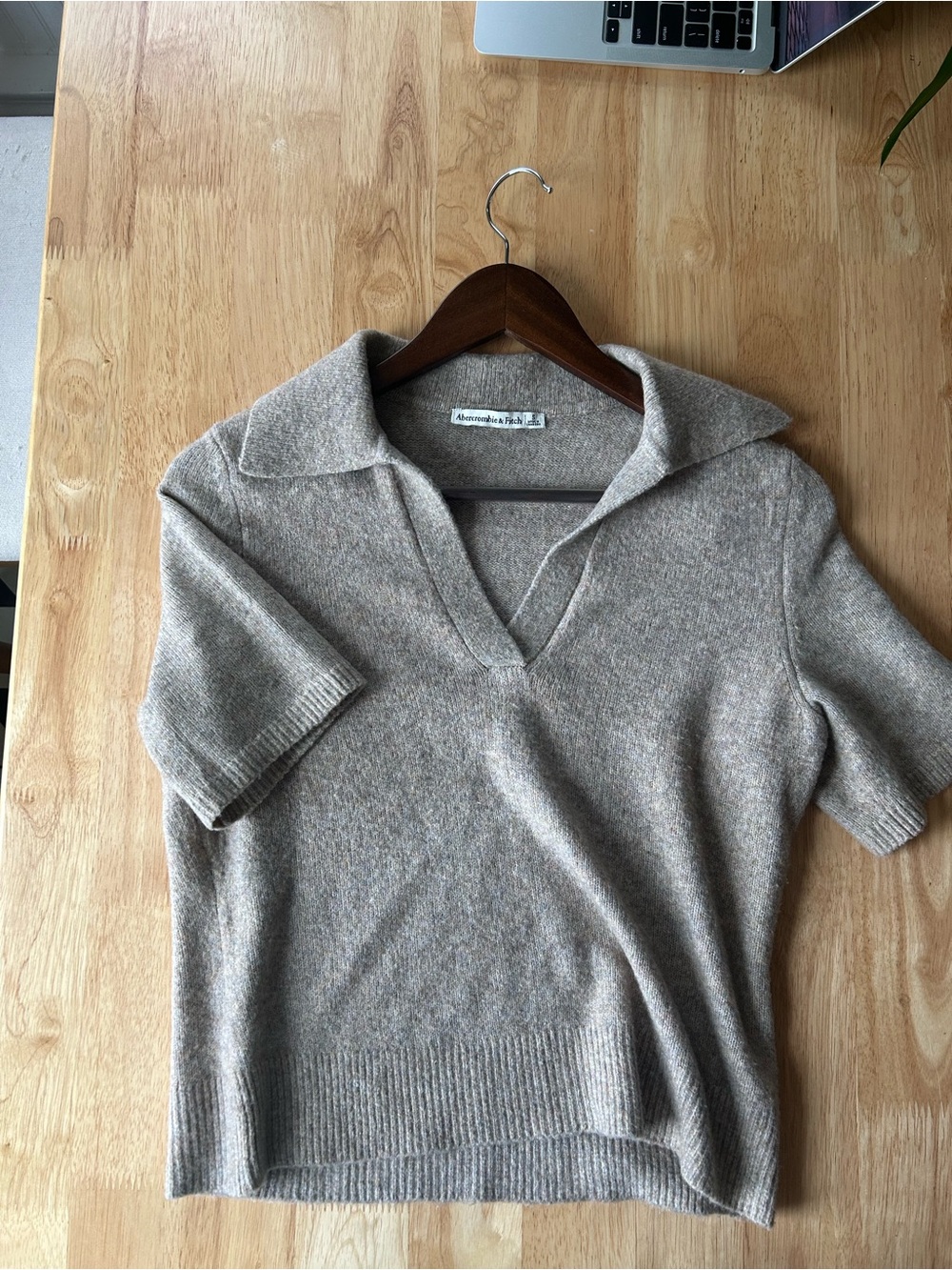 Sz small Abercrombie & Fitch super soft, notch neck short sleeve sweater